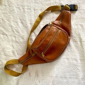 Vegan leather Fanny pack with 6 pockets!
